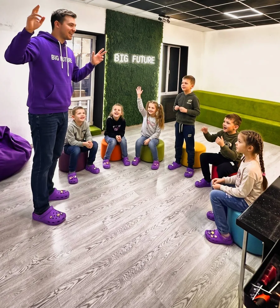 Зустріч у просторі BIG FUTURE: наставник і діти в колі